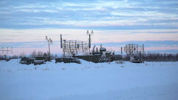 Estação de radar ao lado de uma pista de pouso e decolagem na região russa de Murmansk - Sputnik Brasil