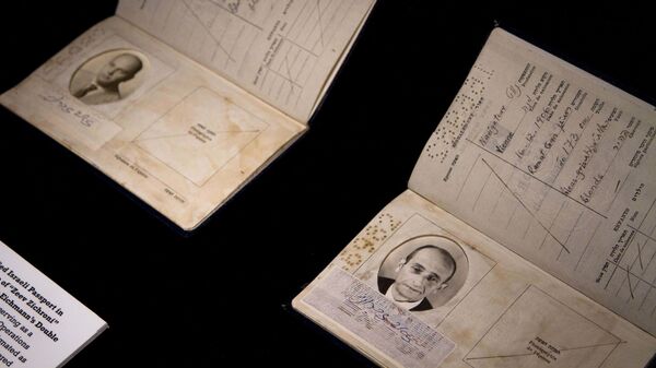 Um passaporte israelense falso usado para transportar Adolf Eichmann para fora da Argentina como parte da exposição Operação Final, que revela a história por trás da operação mais lendária da agência de espionagem Mossad - Sputnik Brasil