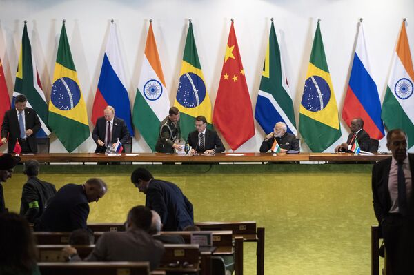 BRICS deveria suspender todas sanções econômicas exceto as da ONU, diz legislador russo - Sputnik Brasil