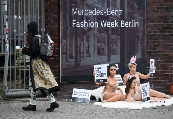 Ativistas durante a Semana da Moda de Berlim, Alemanha - Sputnik Brasil