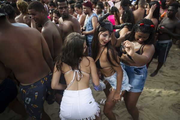 Mulheres dançam durante o Bloco da Favorita na festa de rua na praia de Copacabana, no Rio de Janeiro, 12 de janeiro 2020 - Sputnik Brasil