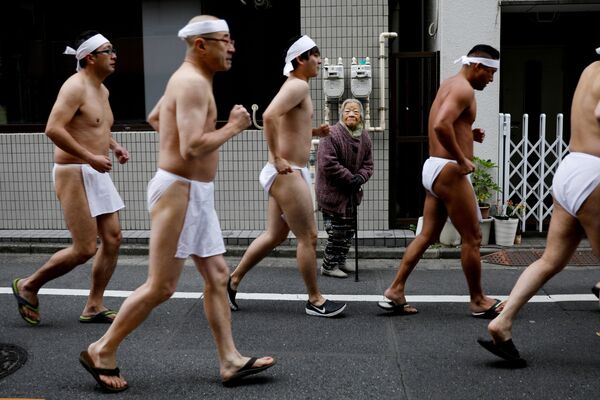 Japoneses durante cerimônia de purificação de almas e de boa saúde em Tóquio, Japão - Sputnik Brasil