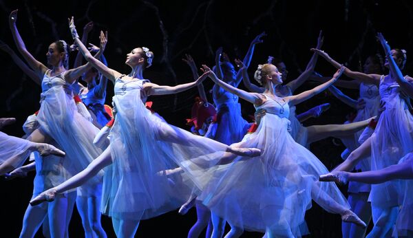 Bailarinas atuam no Teatro Bolshoi em Moscou, Rússia - Sputnik Brasil
