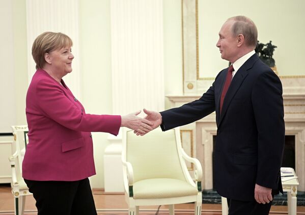 Presidente russo Vladimir Putin e a chanceler alemã Angela Merkel durante reunião - Sputnik Brasil