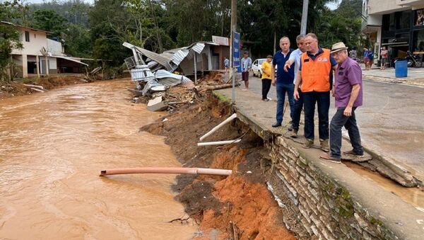Renato Casagrande, governador do Espírito Santo, visitando regiões atingidas por fortes chuvas, no sul do estado - Sputnik Brasil
