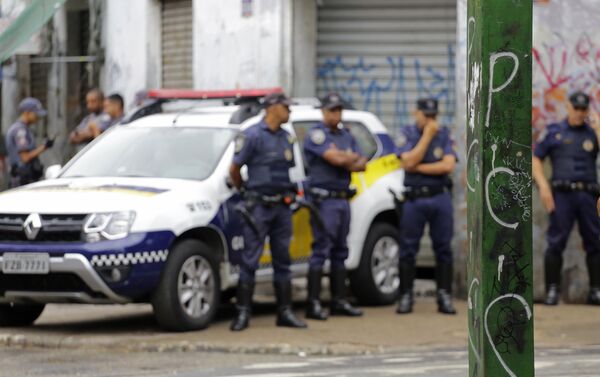 Poste e visto pichado com as siglas da facção criminosa PCC (Primeiro Comando da Capital) na região conhecida como cracolândia, no bairro da Luz, no centro de São Paulo. - Sputnik Brasil
