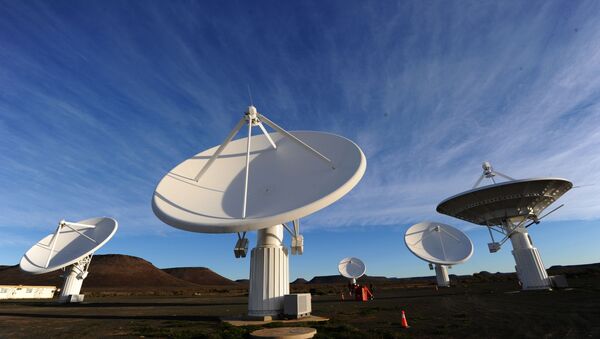 Conjunto de antenas do radiotelescópio KAT-7 ao pôr do sol em Karoo, África do Sul - Sputnik Brasil