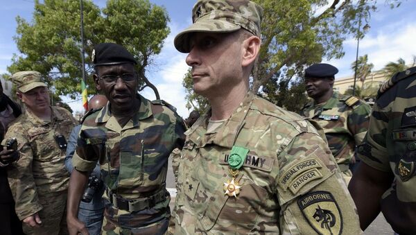General americano Donald C. Bolduc entre militares africanos (foto de arquivo) - Sputnik Brasil
