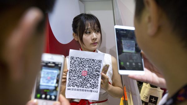 Chineses escaneiam código QR pelo celular. Tecnologia blockchain, associada ao código QR, pode fornecer soluções ao comércio intra-BRICS Chineses escaneiam código QR pelo celular. Tecnologia blockchain, associada ao código QR, pode fornecer soluções ao comércio intra-BRICS - Sputnik Brasil