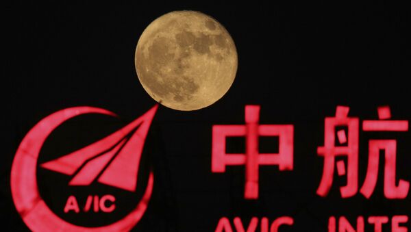Lua ao lado do logo da Corporação da Indústria de Aviação em Pequim, China - Sputnik Brasil