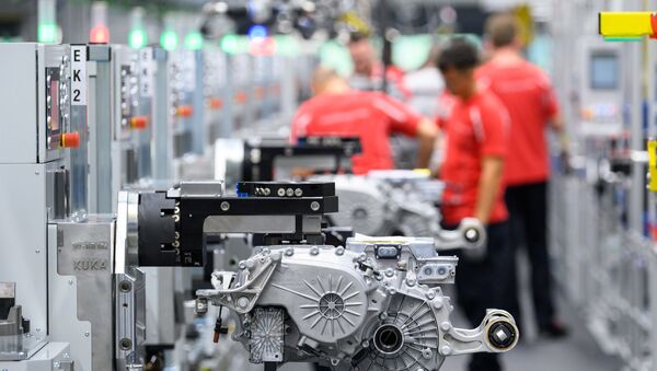 Motor de carro elétrico em fábrica na Alemanha. O paládio é usado na produção de carros que emitem menos gases causadores do efeito estufa - Sputnik Brasil