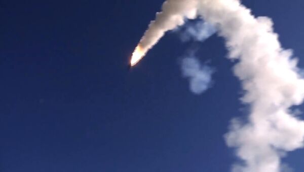 Lançamento de míssil de cruzeiro Oniks a partir do sistema de mísseis Bastion, na Síria - Sputnik Brasil