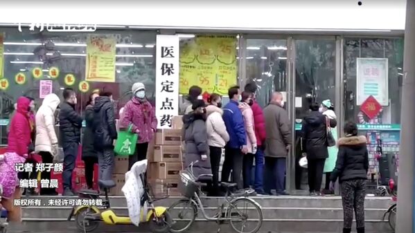 Pessoas usando máscaras em uma loja na província chinesa de Hubei - Sputnik Brasil
