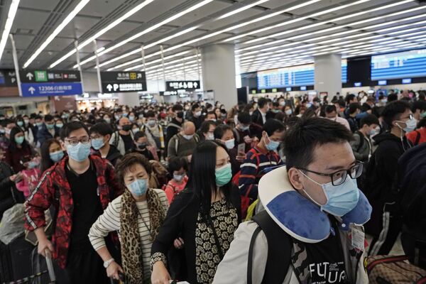 Passageiros usando máscaras na estação de trem de Hong Kong - Sputnik Brasil