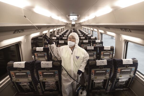 Funcionário realiza limpeza de trem como proteção contra coronavírus em estação ferroviária sul-coreana - Sputnik Brasil
