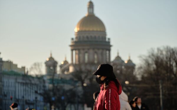 Turista chinesa com máscara para se proteger do novo coronavírus na cidade russa de São Petersburgo - Sputnik Brasil