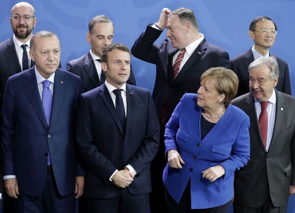 Chanceler alemã Angela Merkel, segunda à direita, aguarda chegada dos líderes em conferência sobre a Líbia, na Alemanha
 - Sputnik Brasil