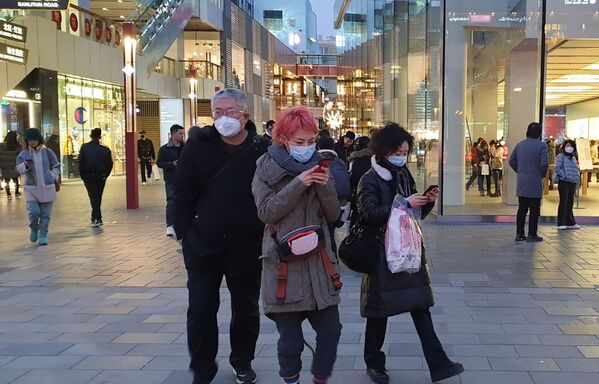 Pedestres usam máscaras nas ruas de Pequim devido ao coronavírus
 - Sputnik Brasil