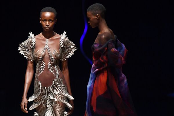 Modelo apresenta criação de Iris Van Herpen durante desfile em Paris
 - Sputnik Brasil