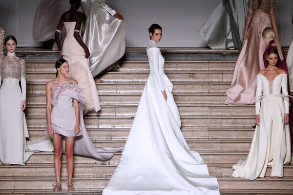 Modelos apresentam criações de Antonio Grimaldi durante desfile de moda em Paris
 - Sputnik Brasil