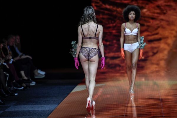 Modelos desfilam durante Salão Internacional de Lingerie em Paris
 - Sputnik Brasil