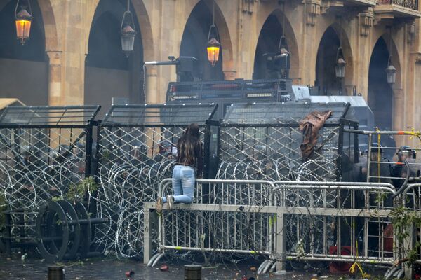 Manifestante contra governo sobe em barricadas policiais durante confronto com as forças de segurança no Líbano
 - Sputnik Brasil