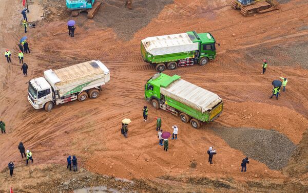 Foto aérea de caminhões e operários durante a construção do novo hospital para os pacientes infectados pelo coronavírus, em 24 de janeiro de 2020 - Sputnik Brasil