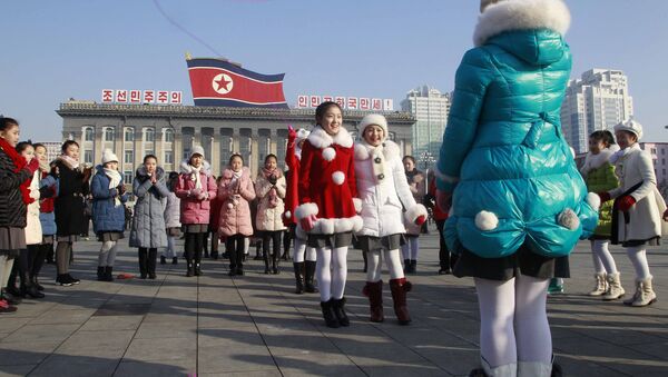 Crianças norte-coreanas comemoram o Ano Novo Lunar na praça Kim Il Sung, em Pyongyang, Coreia do Norte, em 25 de janeiro de 2020 - Sputnik Brasil