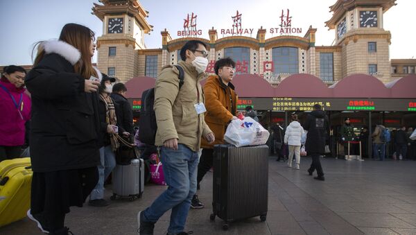 Viajantes com máscaras na estação de trem de Pequim - Sputnik Brasil