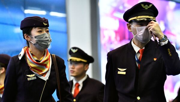 Tripulação de aeronave usando máscara no Aeroporto Internacional de Vancouver, Canadá - Sputnik Brasil