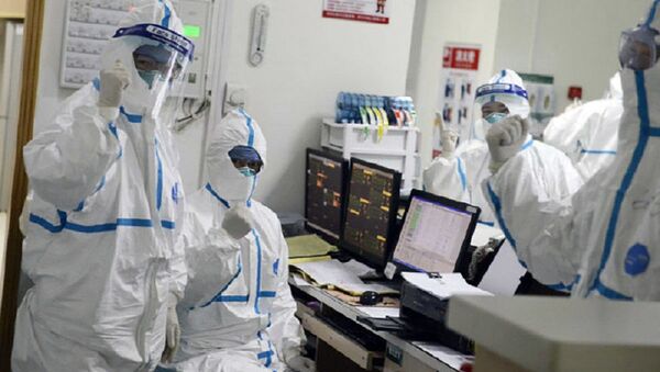 Equipe médica no Hospital Central de Wuhan, na China, atende a um paciente (foto de arquivo) - Sputnik Brasil