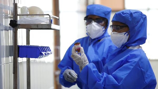 Equipe médica de um hospital da Índia é vista em uma ala especializada para suspeitas de coronavírus - Sputnik Brasil