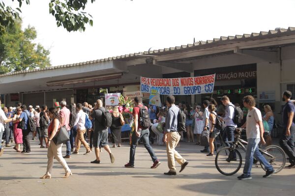 Moradores de Paquetá denunciam abandono do governo do Rio após cortes de horários nas barcas (VÍDEO) - Sputnik Brasil