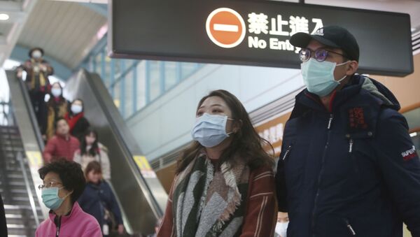 Pessoas usando máscaras como prevenção do novo coronavírus em estação de metro de Taipé, Taiwan (foto de arquivo). - Sputnik Brasil