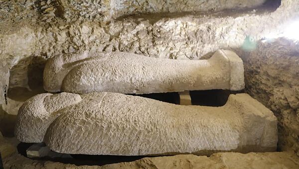 Sarcófagos egípcios de pedra calcária descobertos em janeiro de 2020 - Sputnik Brasil