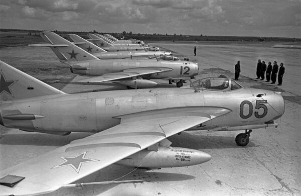 Como é caça MiG-17 soviético que está em serviço há 70 anos - Sputnik Brasil