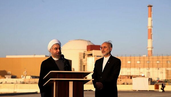 Presidente do Irã, Hassan Rouhani e o presidente da Agência de Energia Atômica do Irã, Ali Salehi, em frente a instalação nuclear de Bushehr, Irã - Sputnik Brasil
