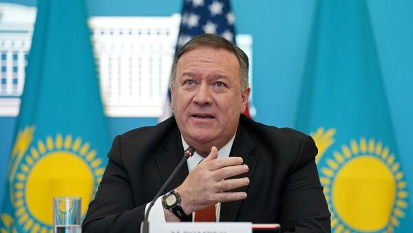 Secretário de Estado americano, Mike Pompeo, falando em conferência de imprensa em visita ao Cazaquistão - Sputnik Brasil