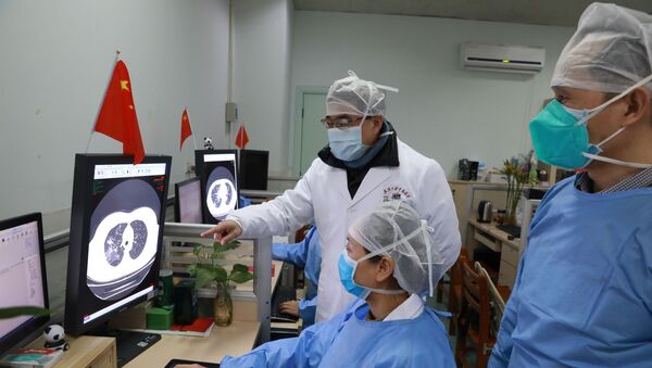 Médicos inspecionam imagem de tomografia computadorizada de paciente no Hospital Zhongnan da Universidade de Wuhan após surto do novo coronavírus em Wuhan, província de Hubei, China, 2 de fevereiro de 2020 - Sputnik Brasil