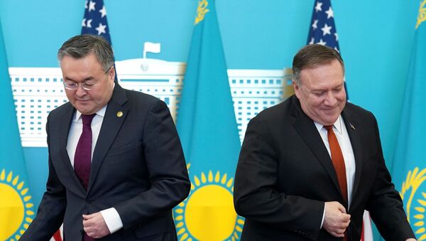 Secretário de Estado dos EUA, Mike Pompeo, em conferência de imprensa com seu homólogo cazaque, Mukhtar Tleuberdi, em Nursultan, em 2 de fevereiro de 2020 - Sputnik Brasil