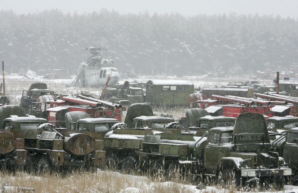 Veículos que participaram na liquidação das consequências do acidente na usina nuclear de Chernobyl, no cemitério de maquinarias perto de Pripyat - Sputnik Brasil