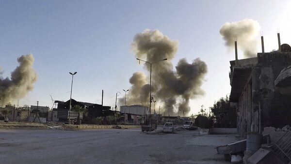 Imagem mostra fumaça após ataques aéreos do governo sírio na cidade de Douma, a leste de Damasco, Síria (foto de arquivo) - Sputnik Brasil