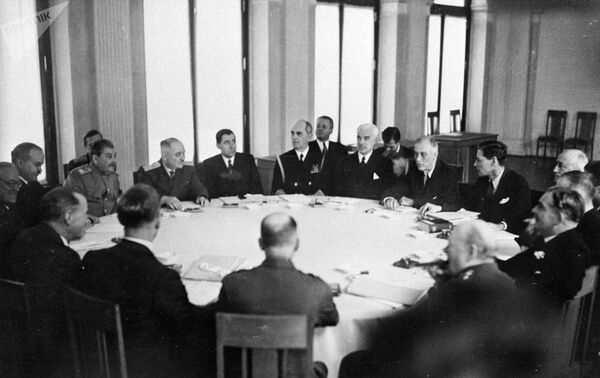 Conferência de Yalta em fevereiro de 1945 - Sputnik Brasil