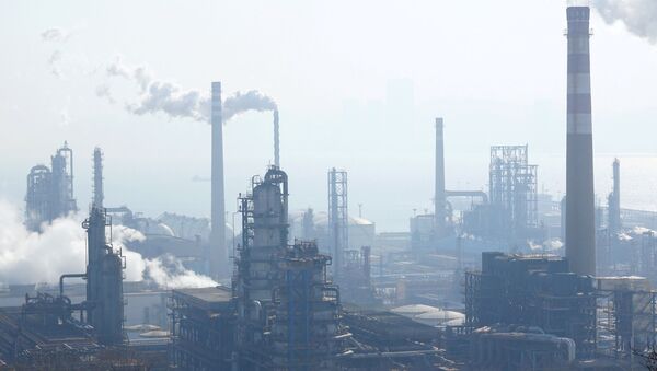 Refinaria da petroleira nacional chinesa CNPC, na cidade de Dalian, na província de Liaoning, China, em 22 de janeiro de 2020 - Sputnik Brasil