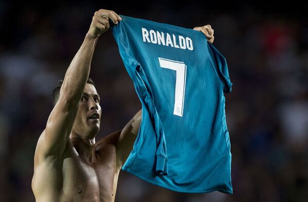 Cristiano Ronaldo celebra um gol levantando sua camisa do Real Madrid - Sputnik Brasil