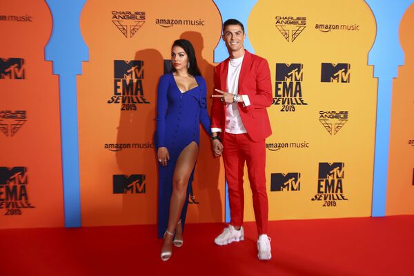 Cristiano Ronaldo e sua namorada Georgina Rodríguez no European MTV Awards, em Sevilha - Sputnik Brasil