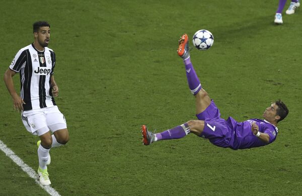 Salto de Cristiano Ronaldo para alcançar uma bola durante uma partida pelo Real Madrid - Sputnik Brasil