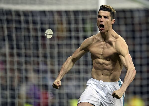 Comemoração de Cristiano Ronaldo após marcar um gol de pênalti na Liga Europa da UEFA - Sputnik Brasil