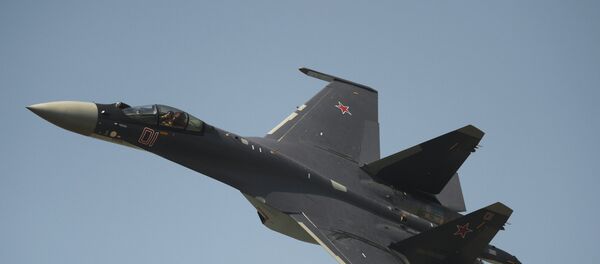 Caça Su-35 durante espectáculo aéreo no Día de Forças Aéreas da Rússia (foto de arquivo) - Sputnik Brasil