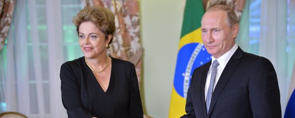 Vladimir Putin e Dilma Rousseff durante a reunião no âmbito da cúpula dos BRICS em Ufá - Sputnik Brasil